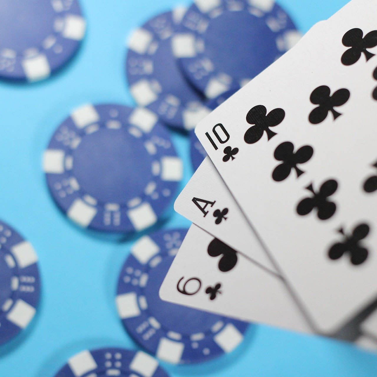 Pengguna membaca bonus hakabet di ponsel